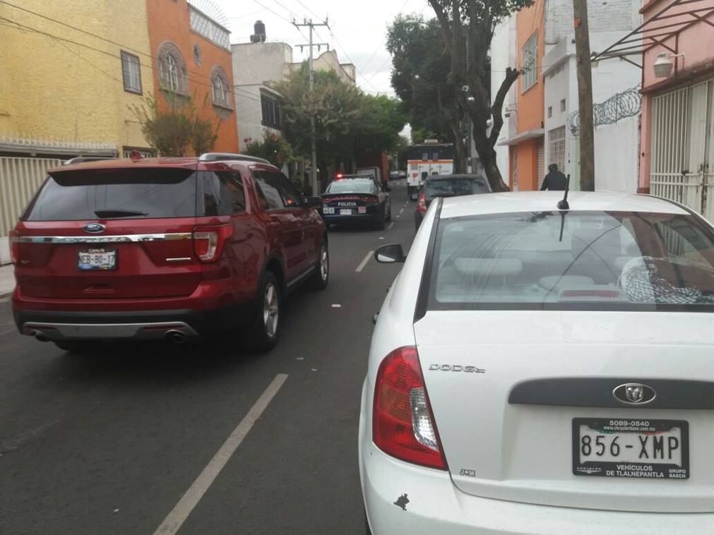 LMunicipio's tweet photo. @BJ092017 @C5_CDMX @VillaDeCortes1 se realizaron patrullajes continuos sobre la calle de Martín Luis Guzmán y Av. Santiago con el objetivo de inhibir el robo de accesorios de vehículo, así mismo se realizaron entrevistas a vecinos para mantener una continua comunicación y a negocios de la colonia Iztaccihuatl. https://t.co/Pm64vpXPAz