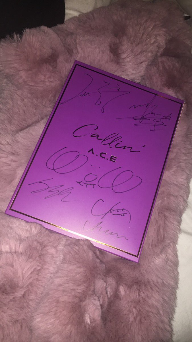 taeyongstwts's tweet photo. CHOICE WHERE YOU AT I HAVE TWO SIGNED CALLIN ALBUMS I WANT TO DO A GIVEAWAY OPEN TO ANYONE RT TO ENTER https://t.co/zcRBp9s9VN