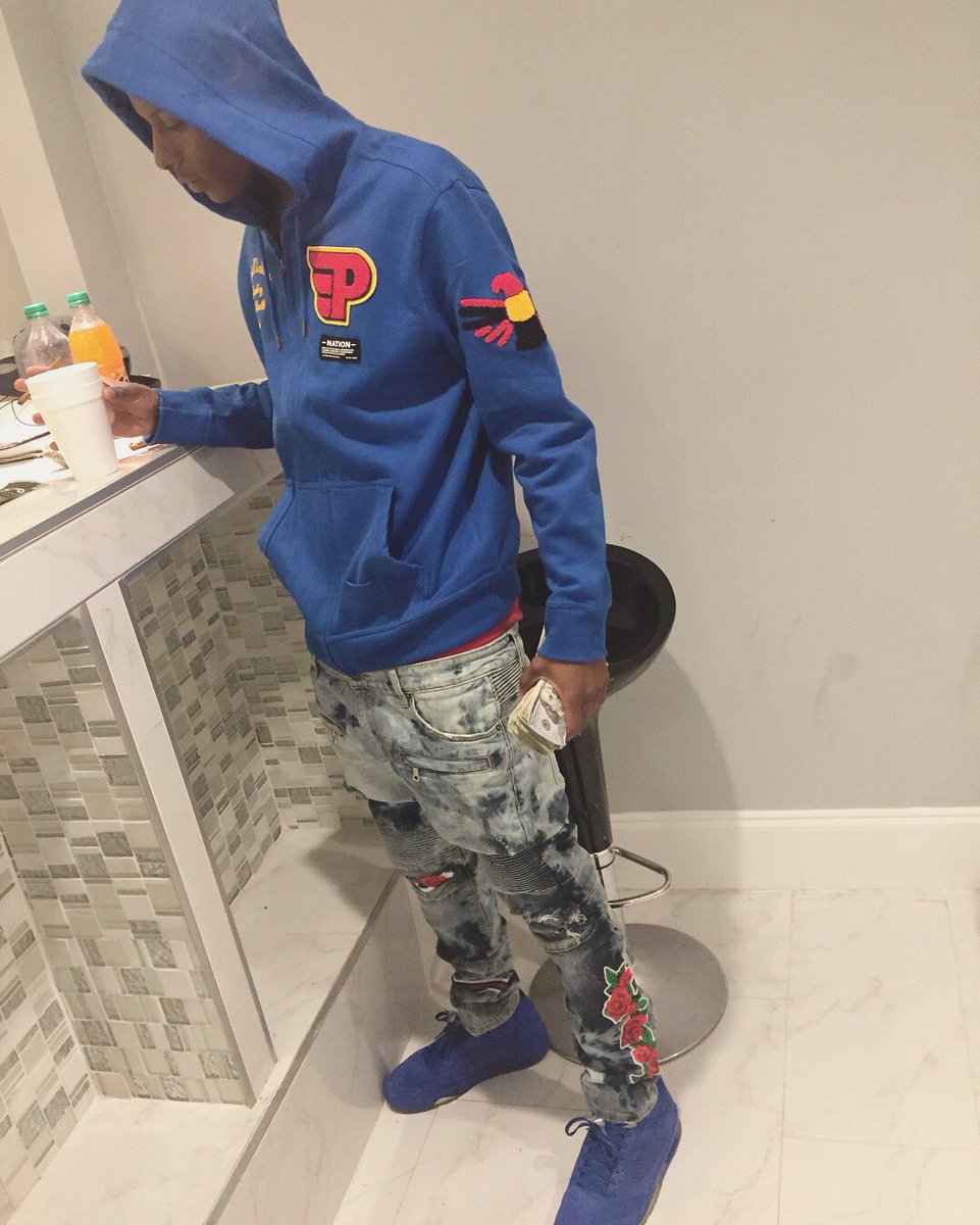 quefoolass's tweet photo. " If Them Niqas Talking Smoke 💨 You Know I'm On It 💯‼️#DAY1Q💰 https://t.co/MRsjkRWwkZ