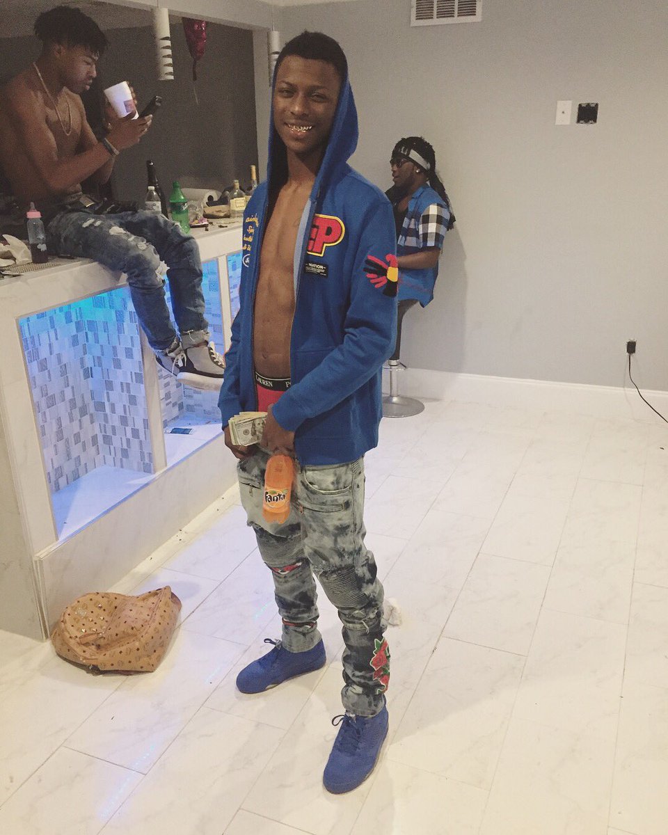 quefoolass's tweet photo. " If Them Niqas Talking Smoke 💨 You Know I'm On It 💯‼️#DAY1Q💰 https://t.co/MRsjkRWwkZ