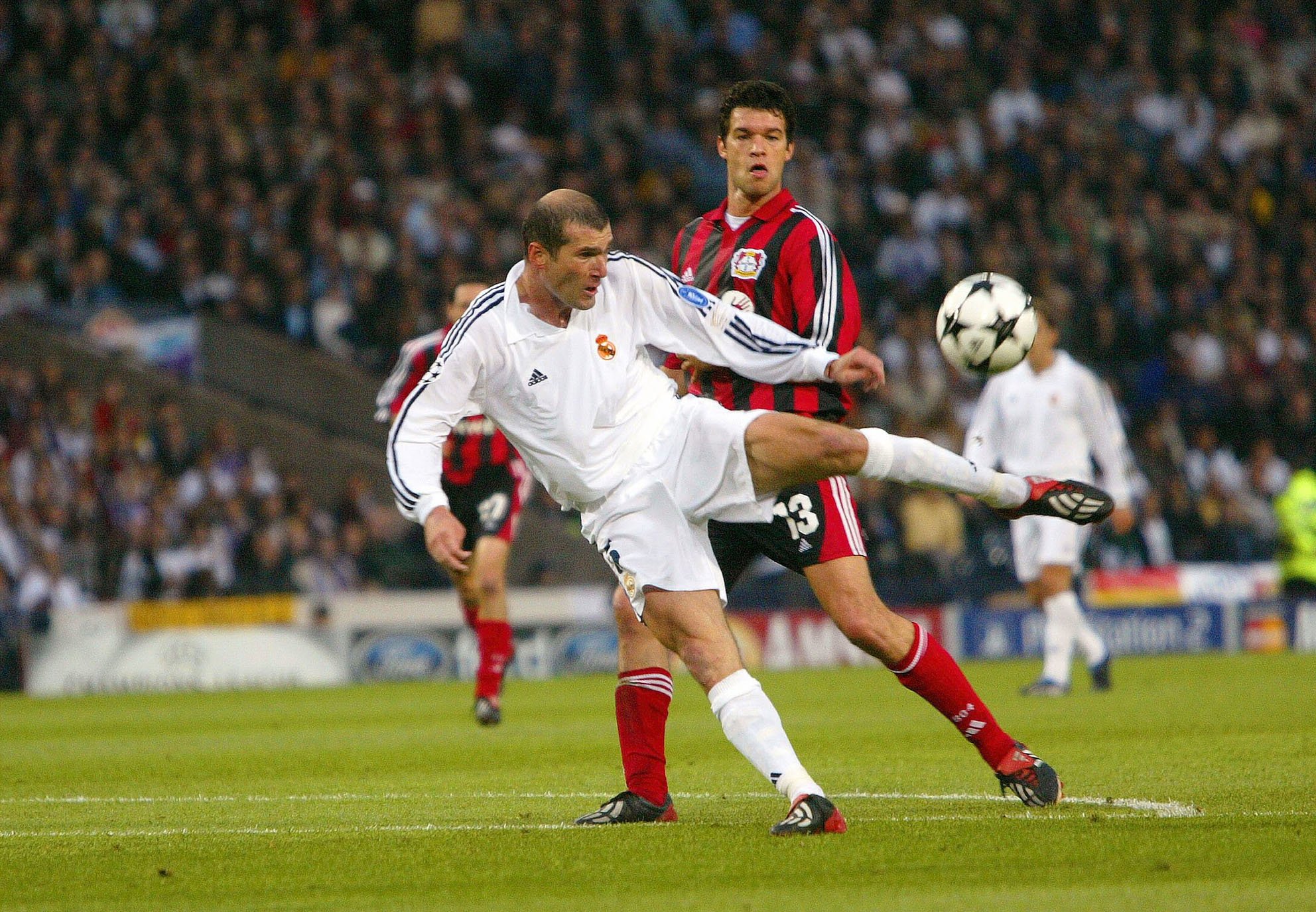 Football final. Зидан Реал Мадрид 2002. Зинедин Зидан Реал лига чемпионов 2002. Зинедин Зидан 2002. Реал Байер 2002.