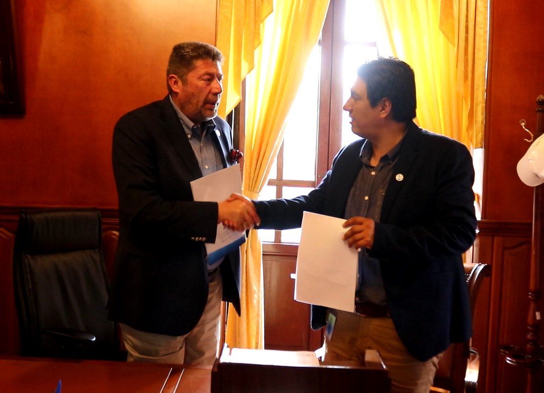 GADGuaranda's tweet photo. Firma de Convenio de Cooperación Interinstitucional entre @gadcguaranda y @cnebolivar en la que acuerdan la capacitación a MJRV, socialización del proyecto #ABCDemocraciaEC y Participación Democrática. https://t.co/a0uN8e1AgD