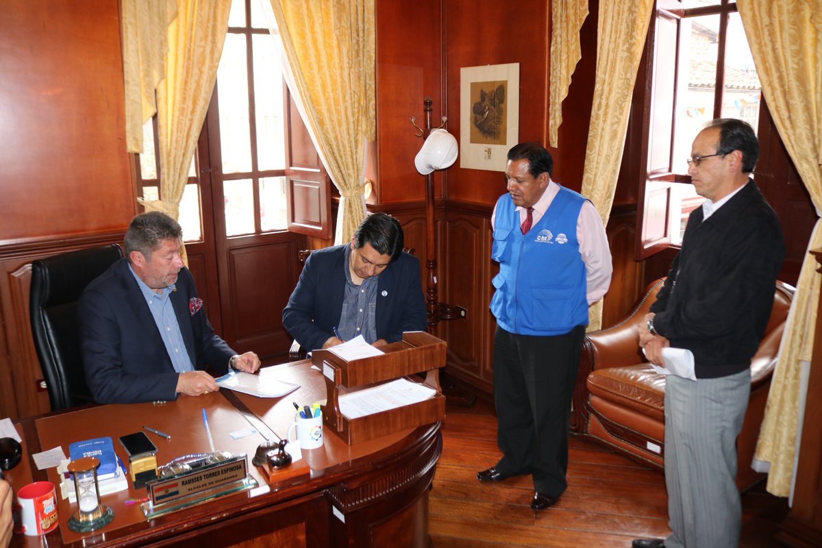 GADGuaranda's tweet photo. Firma de Convenio de Cooperación Interinstitucional entre @gadcguaranda y @cnebolivar en la que acuerdan la capacitación a MJRV, socialización del proyecto #ABCDemocraciaEC y Participación Democrática. https://t.co/a0uN8e1AgD
