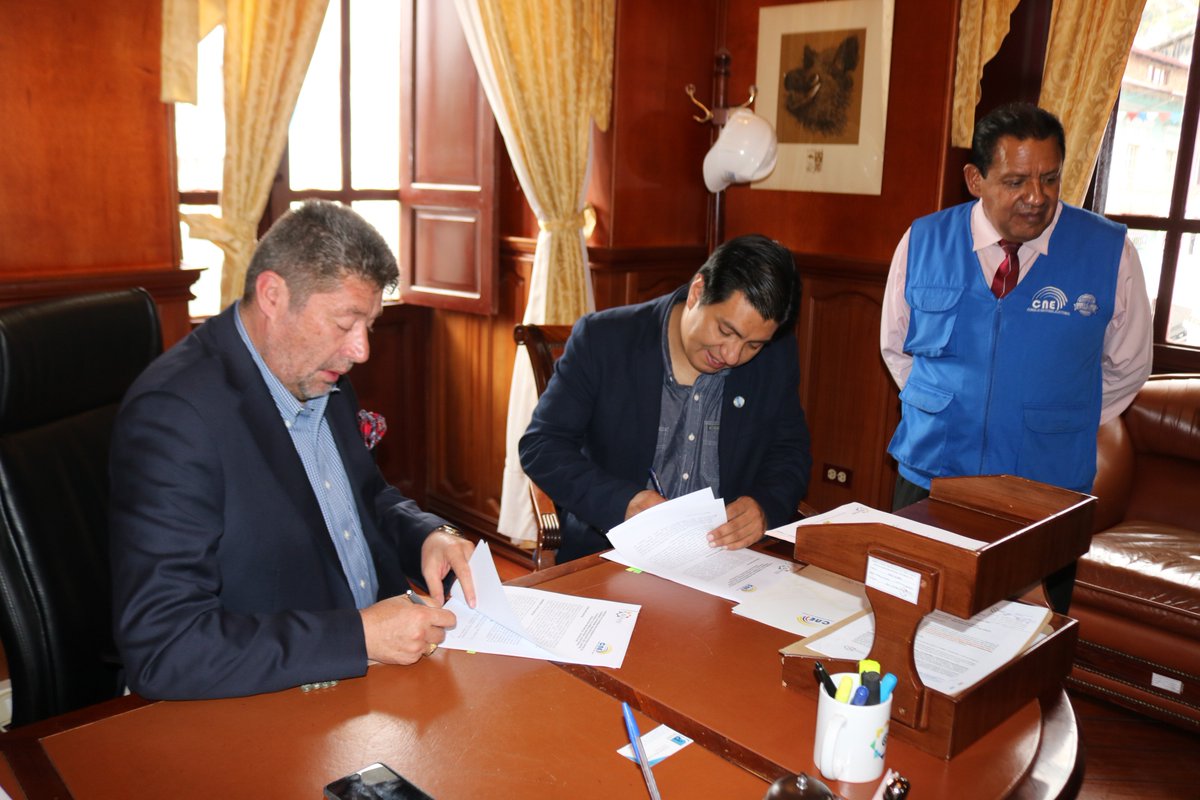 GADGuaranda's tweet photo. Firma de Convenio de Cooperación Interinstitucional entre @gadcguaranda y @cnebolivar en la que acuerdan la capacitación a MJRV, socialización del proyecto #ABCDemocraciaEC y Participación Democrática. https://t.co/a0uN8e1AgD