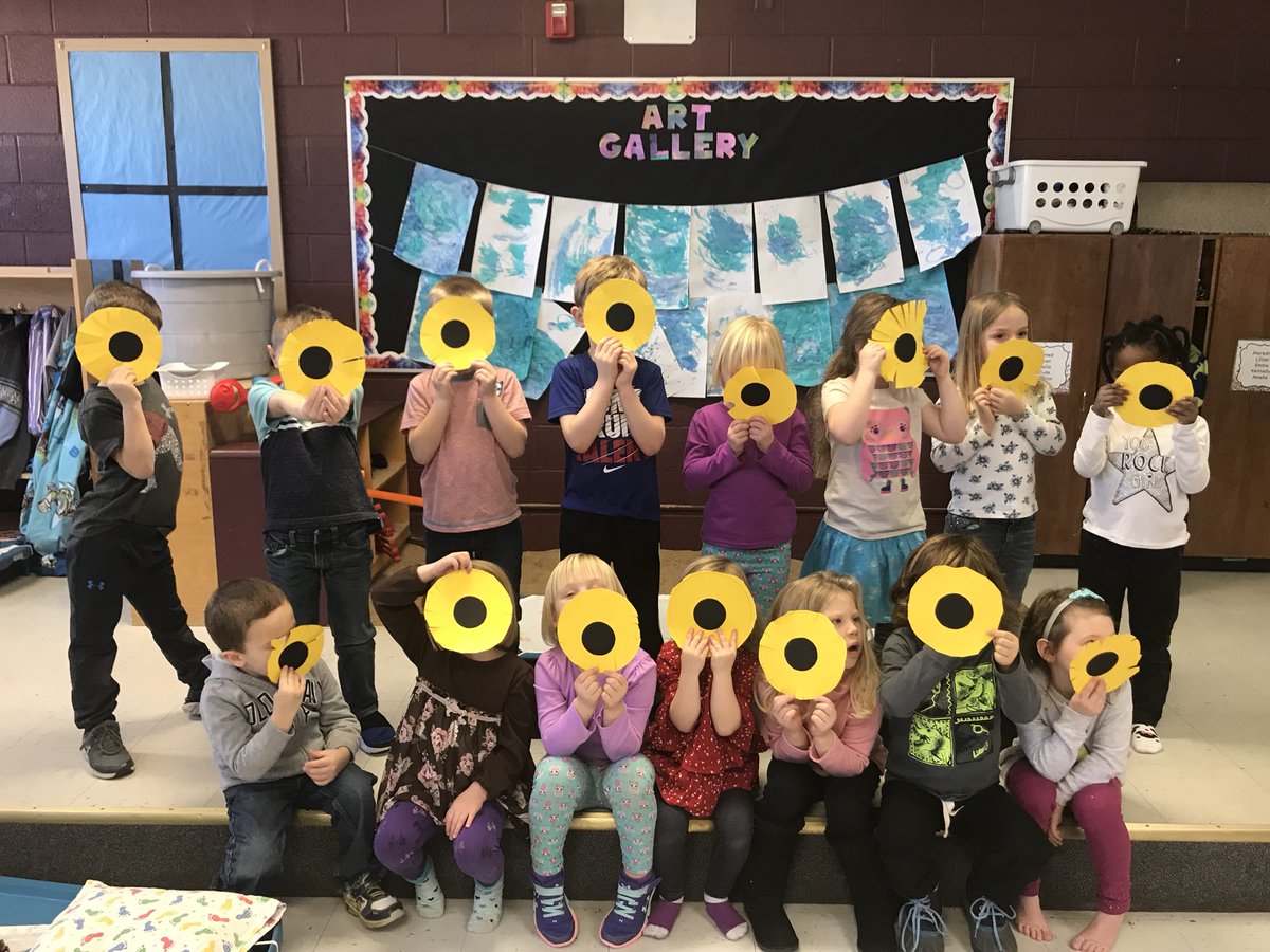 madelinenfowler's tweet photo. Happy Kansas Day from my favorite sunflowers! 🌻🌻🌻 https://t.co/Fe1OGDQY9V
