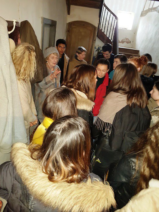 LpoA_Fournier32's tweet photo. Pour les élèves de #AP2nde #JusteHumains Madame Odile Suganas revient à la ferme de Valentées et partage ses souvenirs. Lorsque des étrangers arrivaient, les réfugiées se cachaient dans la cave à vins dont la porte avait été camouflée par des fagots de bois. #ParcoursCitoyen32 https://t.co/xwwF1nMpdw
