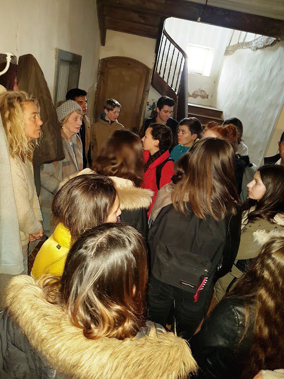 LpoA_Fournier32's tweet photo. Pour les élèves de #AP2nde #JusteHumains Madame Odile Suganas revient à la ferme de Valentées et partage ses souvenirs. Lorsque des étrangers arrivaient, les réfugiées se cachaient dans la cave à vins dont la porte avait été camouflée par des fagots de bois. #ParcoursCitoyen32 https://t.co/xwwF1nMpdw