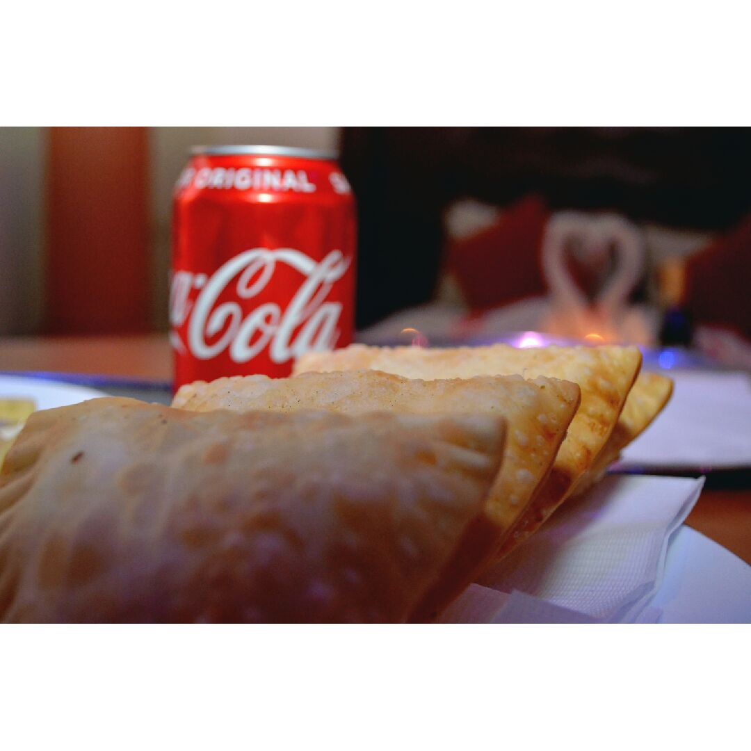 vertigo_hotel's tweet photo. Ñom!! Ñom!! ¿Quieres disfrutar de unas crujientes empanadas con el relleno que desees?¿Quieres la bebida favorita tuya acompañandote en tus snacks? Ven y comprueba nuestro maravilloso servicio a la habitación con la discreción adecuada para ti y esa persona especial #chile #motel https://t.co/mCvTa5XDW7