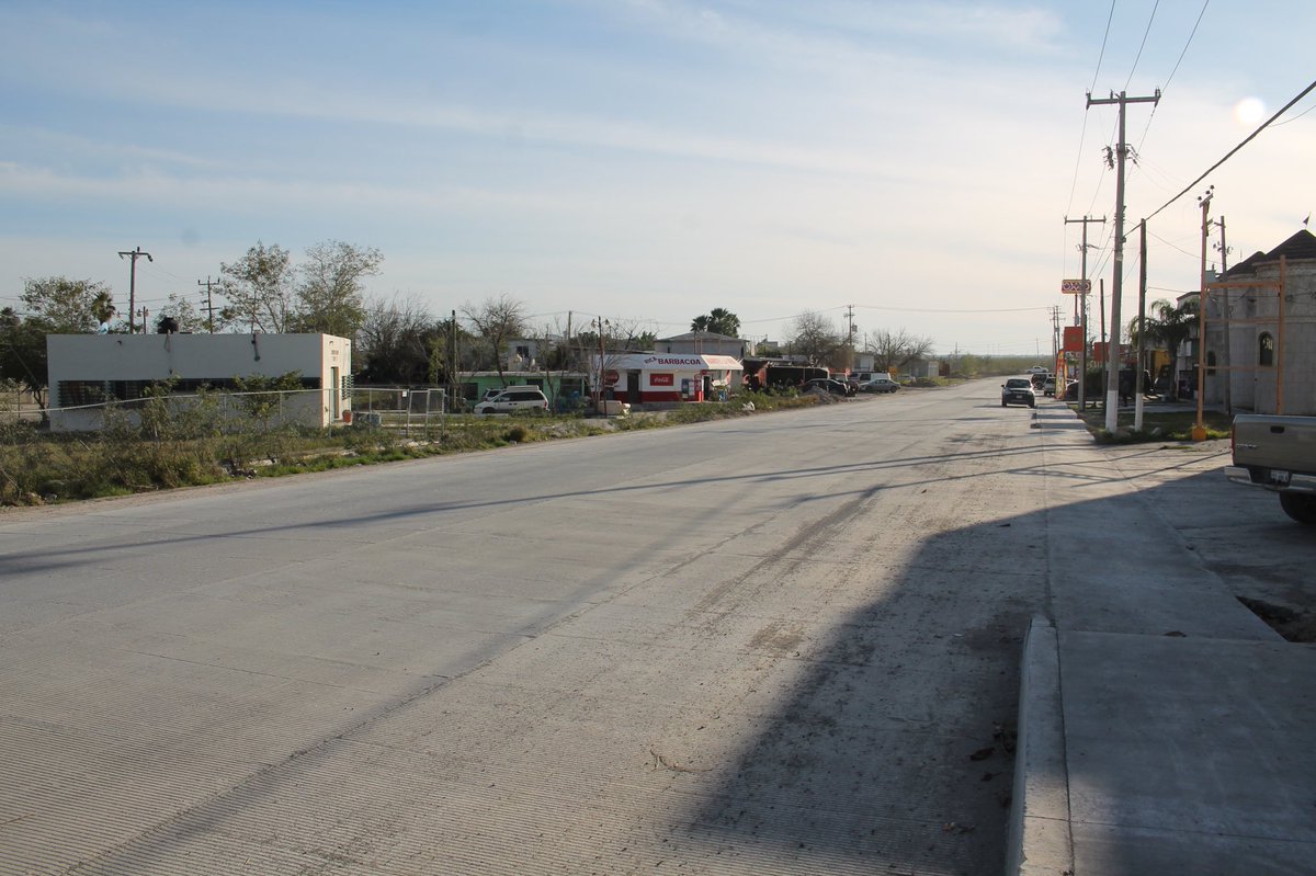 CecidelAlto's tweet photo. Seguimos supervisando, y en Ave. Espuela del Ferrocarril en #Reynosa pavimentamos más de #14mil metros lo que viene a comunicar a las colonias que convergen alrededor. #ConstruyendoBeneficios #ConstruyendoTam #Tamaulipas #CdVictoria https://t.co/bB6DIhvN0O