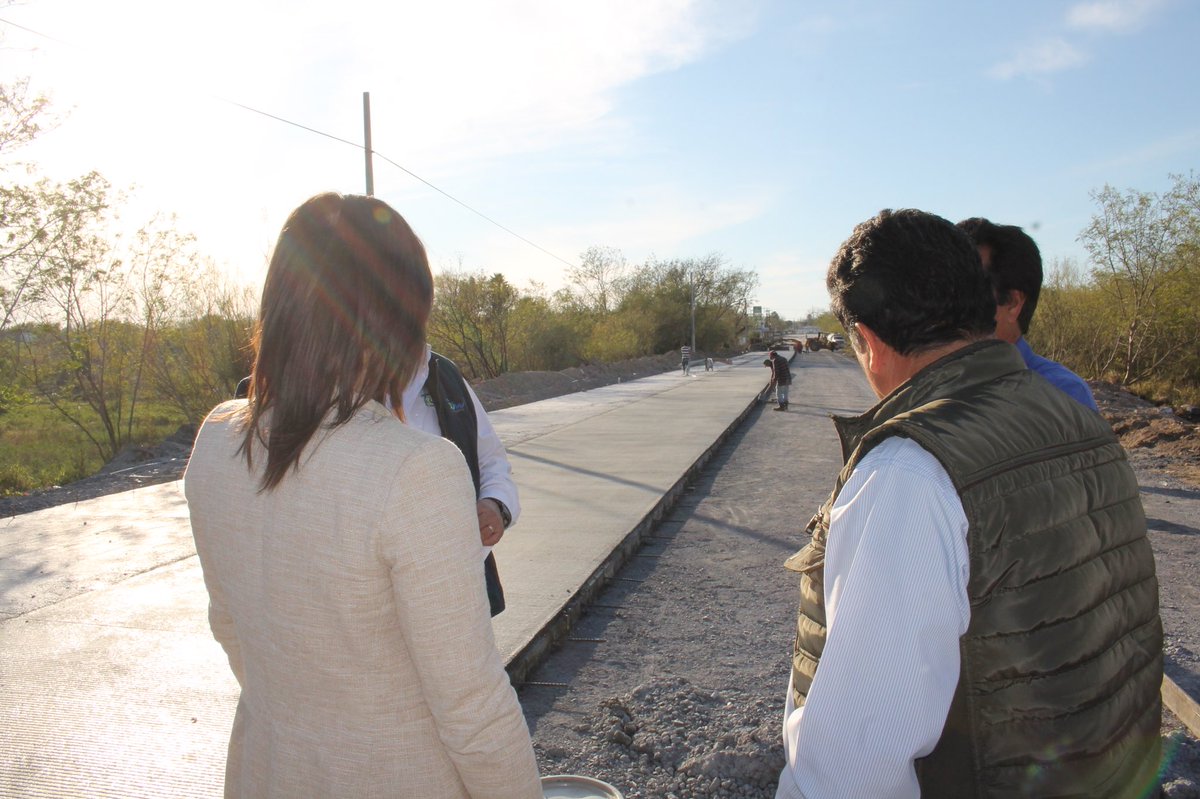 CecidelAlto's tweet photo. Seguimos supervisando, y en Ave. Espuela del Ferrocarril en #Reynosa pavimentamos más de #14mil metros lo que viene a comunicar a las colonias que convergen alrededor. #ConstruyendoBeneficios #ConstruyendoTam #Tamaulipas #CdVictoria https://t.co/bB6DIhvN0O