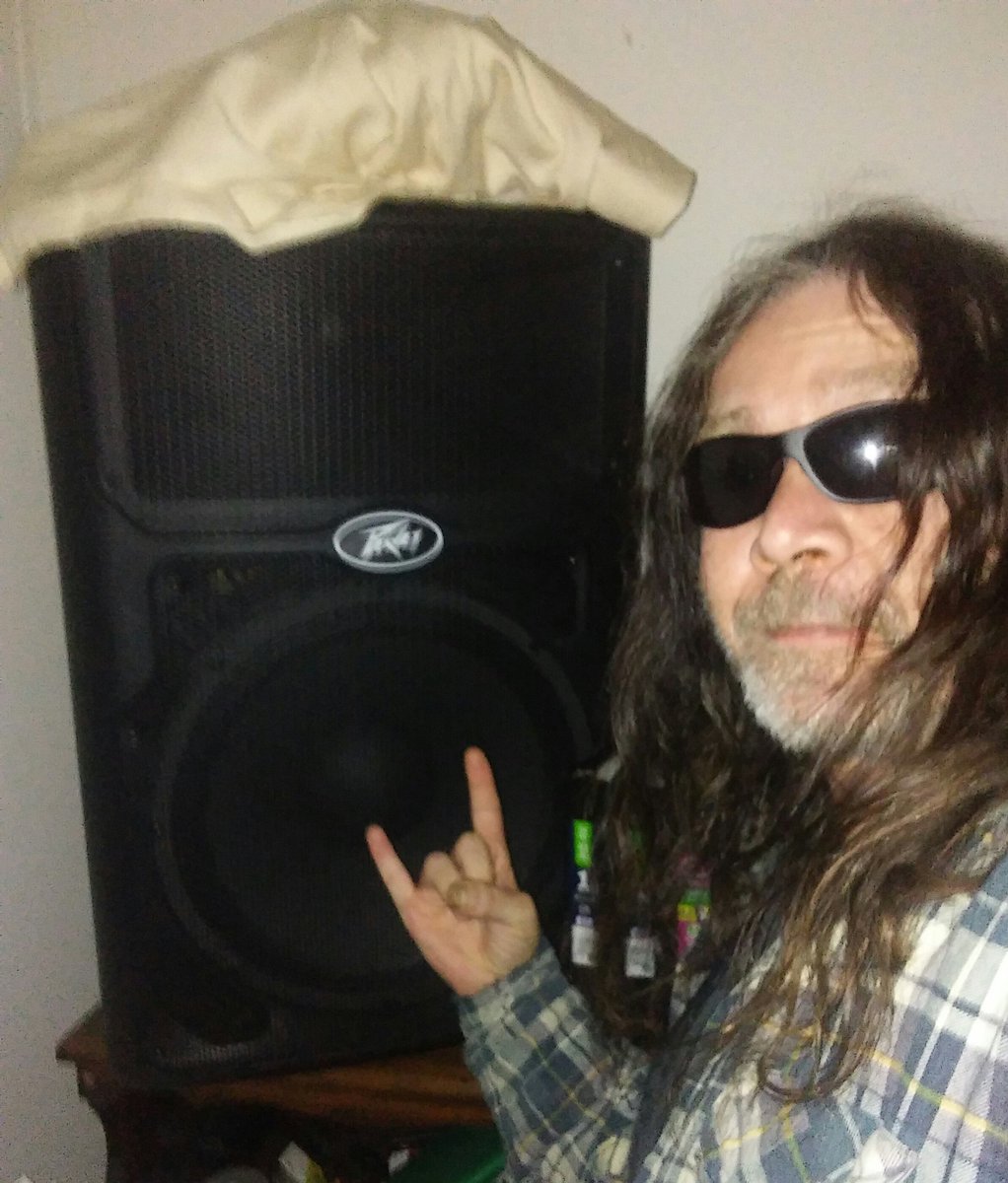 Im_Haywire's tweet photo. New speakers in the sound room #music4life #peavey #wiggletheroof https://t.co/4kCKfevw7g