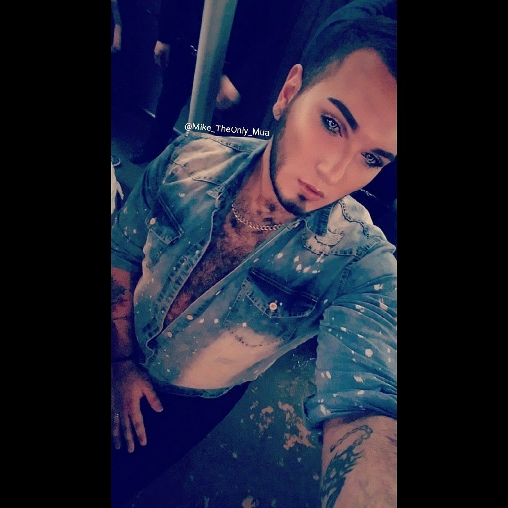 Adamoandco's tweet photo. My face the other night was BEAT these new highlighter drops are EVERYTHING
Review to come soon! 
Snap- Cayotic34
Insta- Mike_theonly_mua  
#love #followme #tweegram #photooftheday #beautyblog #amazing #smile #follow4follow #mua #look #instalike #igers #picoftheday #makeup #gay https://t.co/DdXwCeoShO