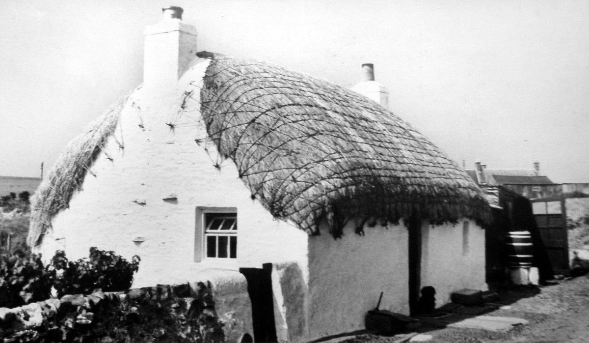 tourscotland's tweet photo. Old Tour #Scotland Ancestry Travel visit Genealogy Scottish Family History Blog photo and story of a thatched cottage at #Broadwall https://t.co/AvpOfQjuob, near #Mull of #Galloway, #Wigtownshire In the past, a wide range of materials were used, in these south west counties https://t.co/fArXA1Zefn