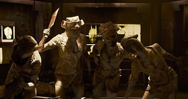 САЙЛЕНТ ХИЛ [2006]
Молодая мать, отчаявшись найти лекарство от таинственного заболевания своей дочери Шэрон, отказывается отдать ее в психиатрическую лечебницу. Вместе с Шэрон она отправляется в Сайлент Хилл, город, название которого ее дочь постоянно твердит во сне. #ужасы