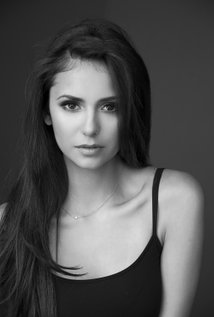 siterpgbrasil's tweet photo. Parece que as coisas estão sempre quentes por aqui. E bem andou rolando umas ameaças entre Natalie e Lucy. #NinaDobrev #AlyciaDebnamCarey  #The100 #fearthewalkingdead #TheVampireDiaries https://t.co/WwwQQWUiHi