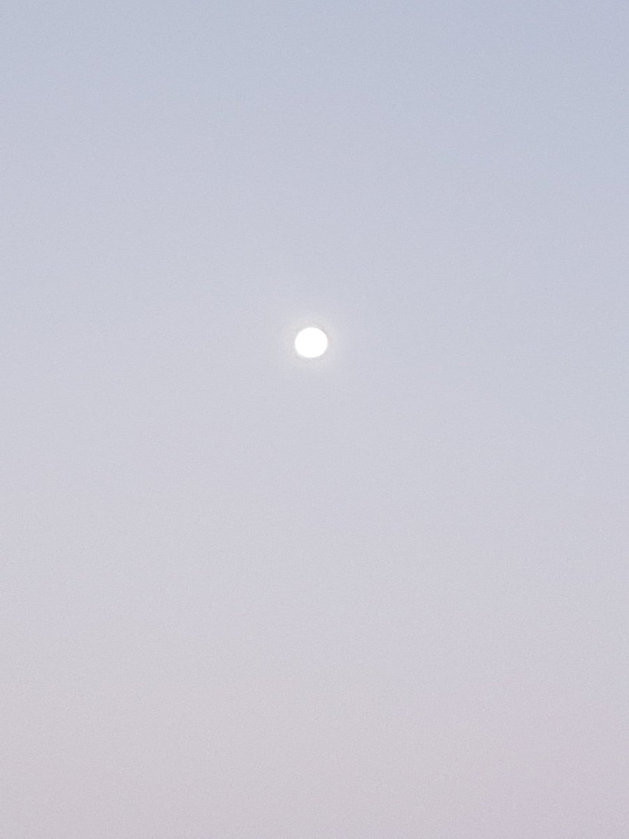 El atardecer quiteño! Cielo despejado y la luna en su máximo esplendor... mágico!