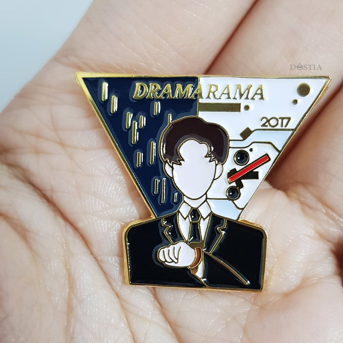 삼각배경 시계를 찬 남자 뱃지⌚ 시계를 찬 손과 삼각형태의 배경과 글자 그리고 멋진 남성의 모습이 제작 완성되었습니다:) 남색 색상과  골드도금의 매치가 아주 멋지게 표현되었습니다💕 #뱃지 #드라마라마 #골드도금 #남금뱃지 #뱃지제작 #뱃지업체 #뱃지만들기 #뱃지 ..., image size:1200x1200