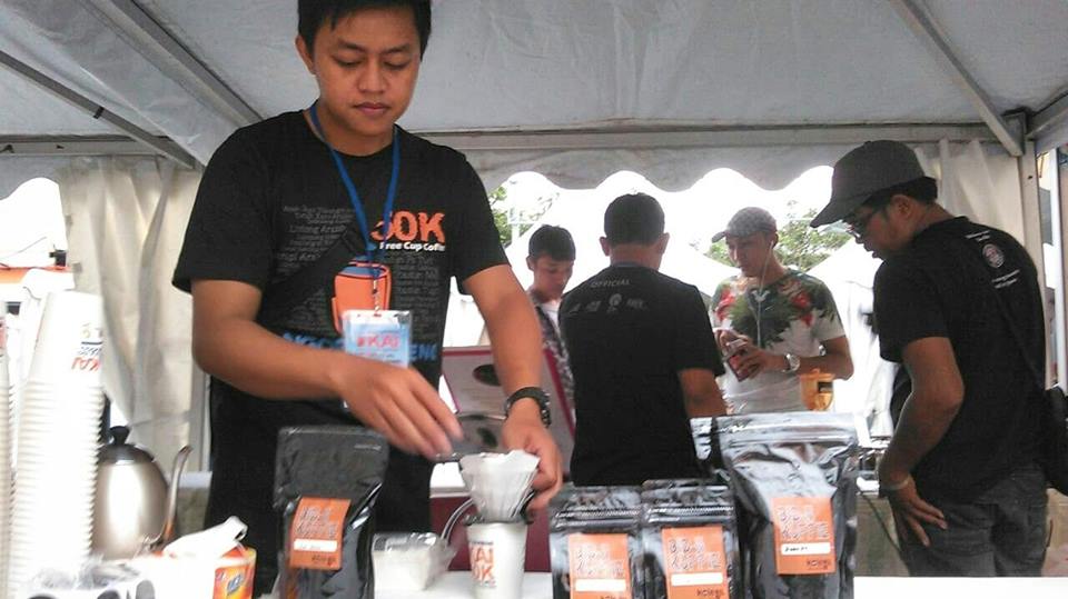 Selamat Siang Kolega! Kedai Kolega sudah mulai bagi - bagi kopi GRATIS di acara #NgopiBarengKAI. Ada teman-teman @komunitaskopinusantara juga.Lokasinya  di pintu selatan Stasiun Jogjakarta. Sampai jumpa! #Kedaikolega #Dagadudjokdja