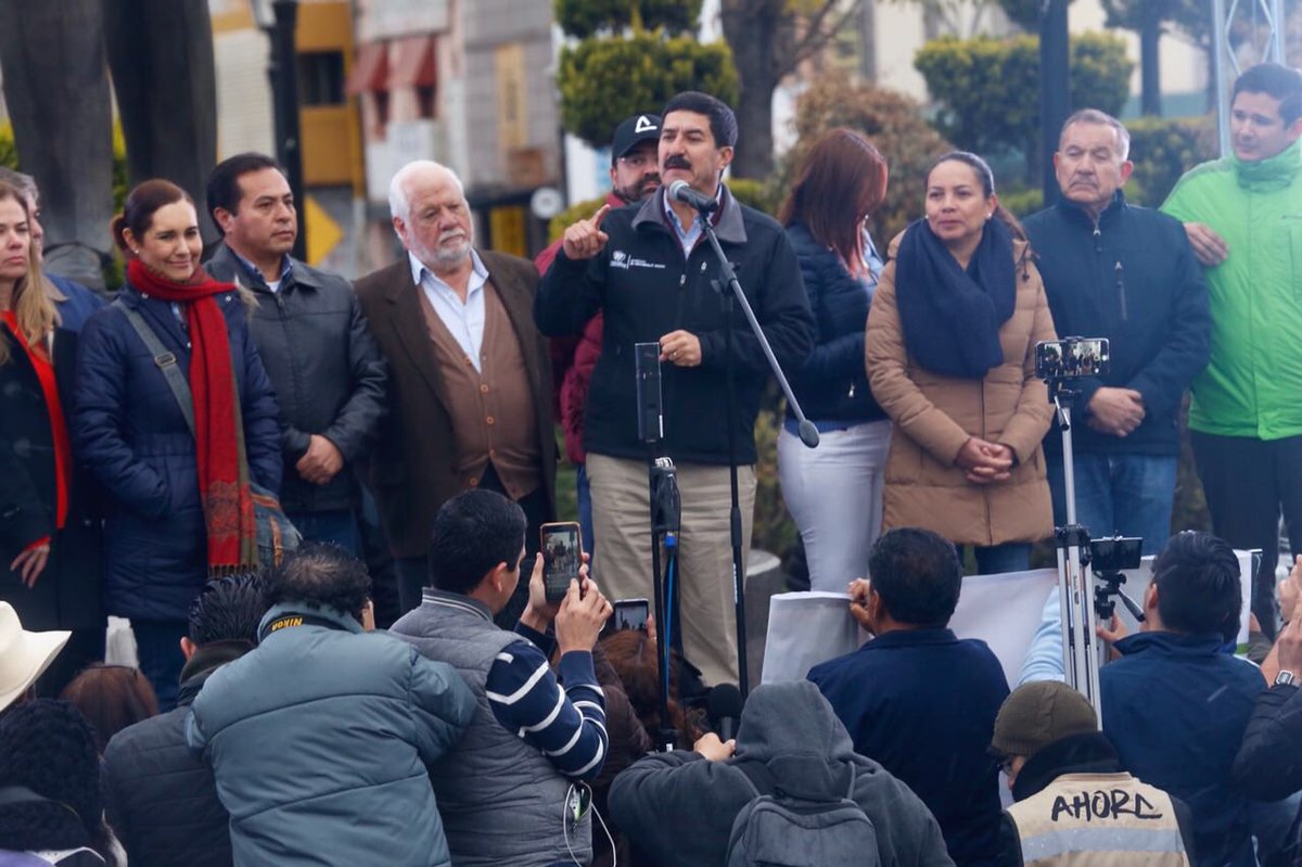 TweetPolitico's tweet photo. Día 9 #CaravanaPorLaDignidad: Con la justicia para Chihuahua, lograremos justicia para #SLP y para todo México, dijo @Javier_Corral en el mitin en el monumento a Salvador Nava. Pese al friazo la gente estuvo todo el evento. ¿Logrará escalar de nivel la Caravana? https://t.co/ihAr6ZoyGt