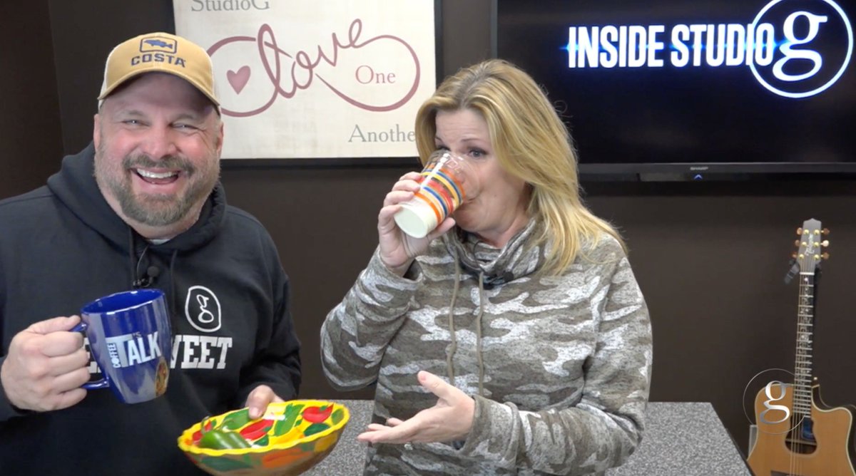 garthbrooks's tweet image. Getting our #ALSPepperChallenge on! @TheEllenShow , @jimmykimmel , @kelly_clarkson &amp;amp; @JeffMauro consider yourself challenged! love, g &amp;amp; T

Watch here: bit.ly/2FsmLpy #StudioG