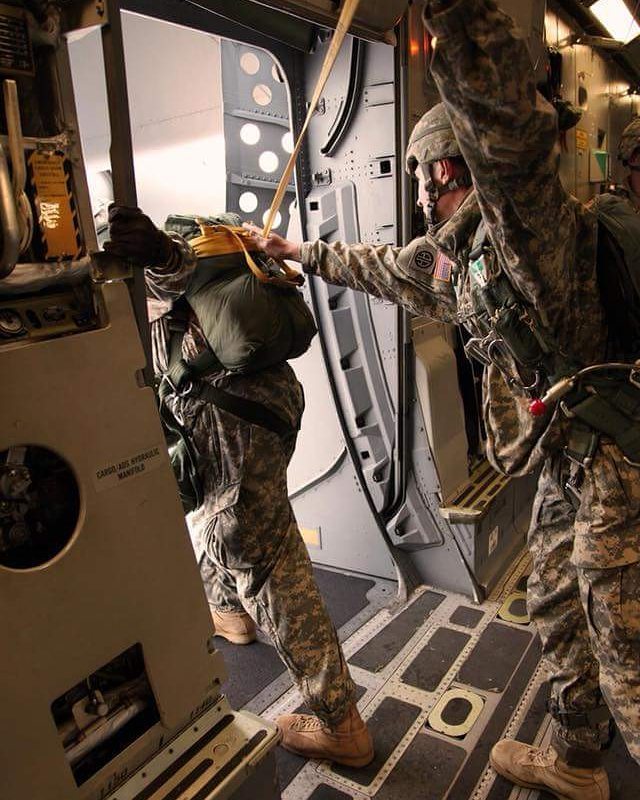 VFWPost1994's tweet photo. #landnav #airborne style spot the 1 minute reference point. #jumpmasters never fail to impress #airborne #eightydueceontheloose #kneesinthebreeze #aaweek2018 https://t.co/osGjOhy9ae https://t.co/W0XgnryT5x