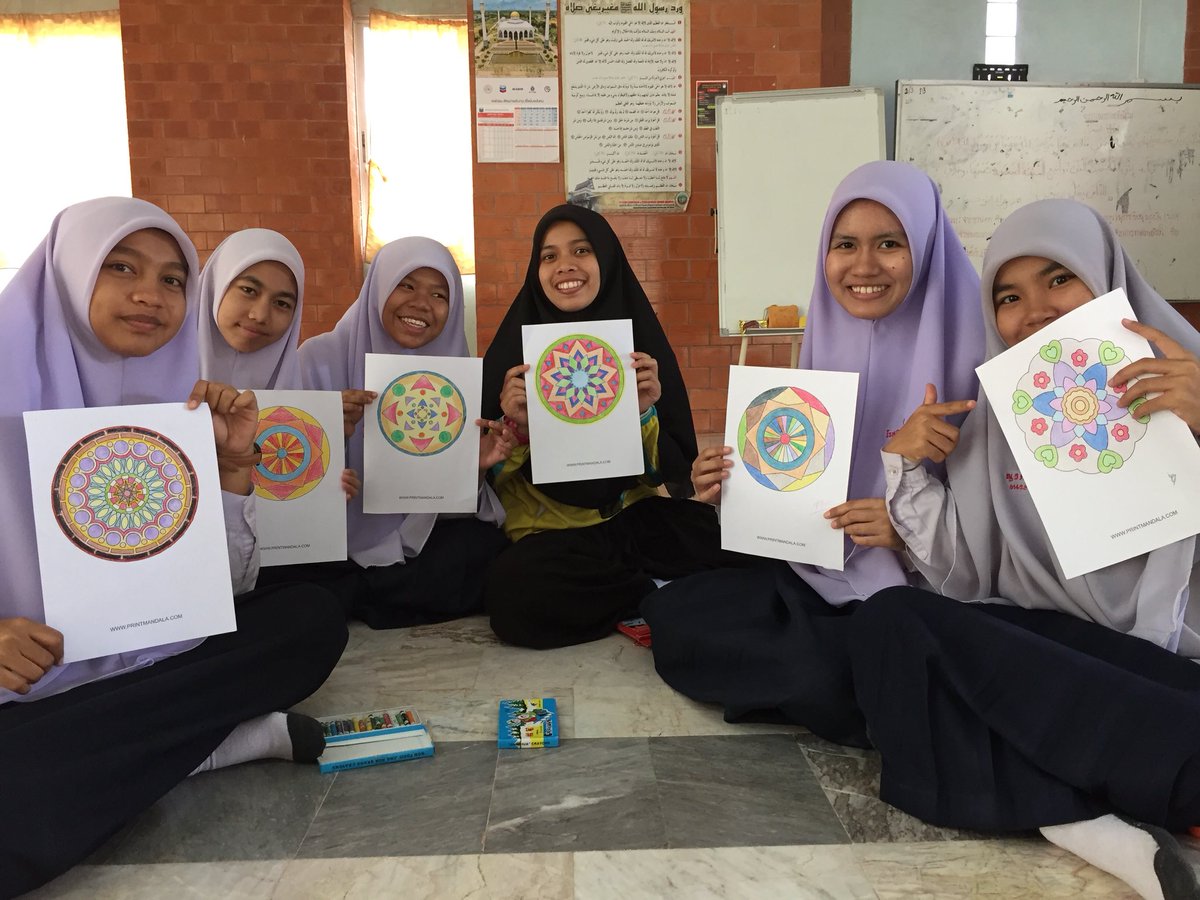 pru_usim's tweet image. Kembara Peers ke Hatyaiwittayakarn school di Hatyai.

Art and Dance Therapy.

#GisoHatyai
#kembarapeersdibumihatyai 
#keepspreadingpositivevibes 
#KeepTrying
#NeverGiveUp