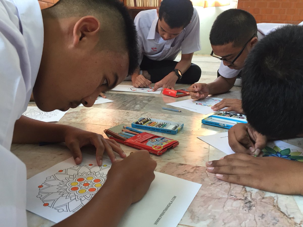 pru_usim's tweet image. Kembara Peers ke Hatyaiwittayakarn school di Hatyai.

Art and Dance Therapy.

#GisoHatyai
#kembarapeersdibumihatyai 
#keepspreadingpositivevibes 
#KeepTrying
#NeverGiveUp