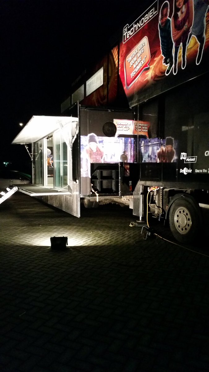 Paulhuyberts's tweet photo. Door het drukke schema van de #technobiel worden de aanpassingen en reparaties in de avond en nacht gedaan #gewoonomdathetkan @HKmobileNews https://t.co/V3bPHBWZbI