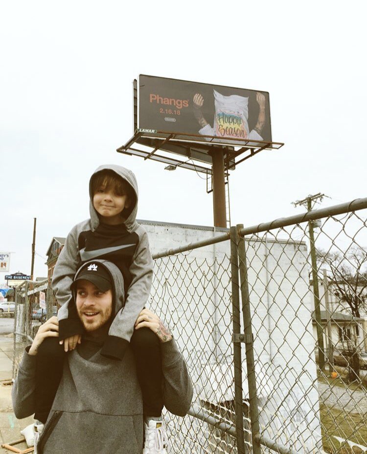phangspupdates's tweet photo. Via @/hippiehope on instagram “The most non biological mini. 💙 #radnanny #billboard #happyseason “ https://t.co/KTWYFw0jVs