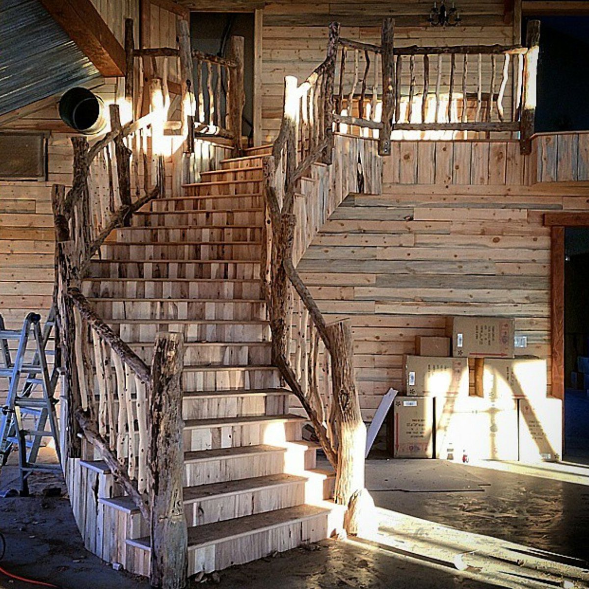 Stevenm06969163's tweet photo. #rustic #Carpentry #carpenter #lograil #radiusstairs #oneofakind #trimcarpentry https://t.co/Kz2cTIGRS9