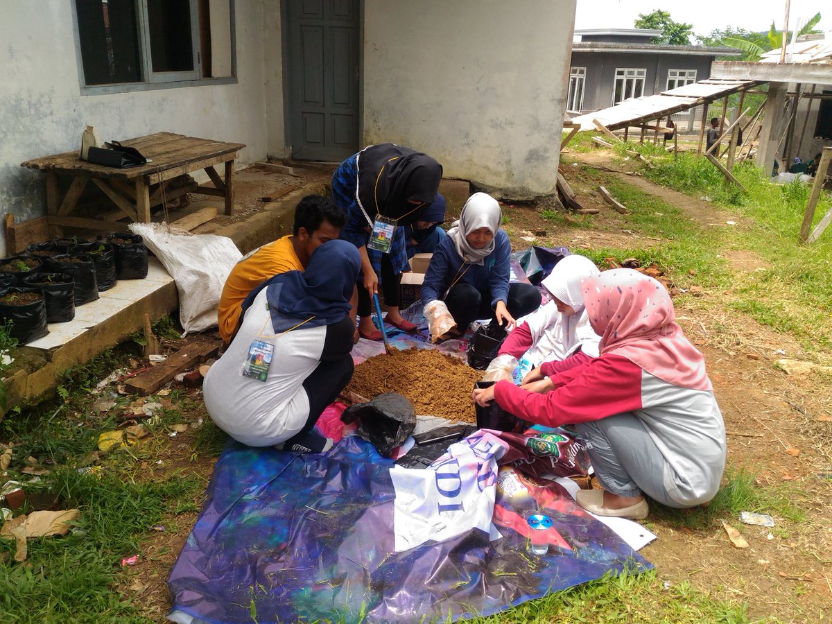 Gerakan Menanam di Pekarangan Rumah Optimalisasi Lahan dalam Mengembangkan Sektor Pertanian, besama KKN Universitas Siliwangi tahun 2018