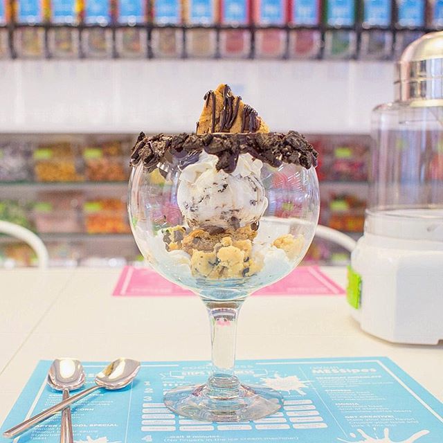 You dough-serve to treat yourself after surviving the fifth Monday in January 🙌🏻🍦🙌🏻 (pictured: cookie dough topped with cookies and cream ice cream topped with a cookie 🤤) #coolmess ift.tt/2npi89h