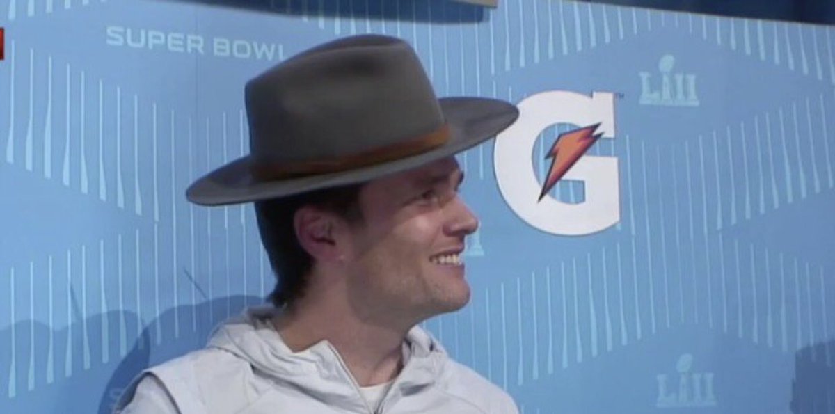 KevinBegley's tweet photo. #PatsHats 🎩 #SBOpeningNight https://t.co/8rtBu24cTU