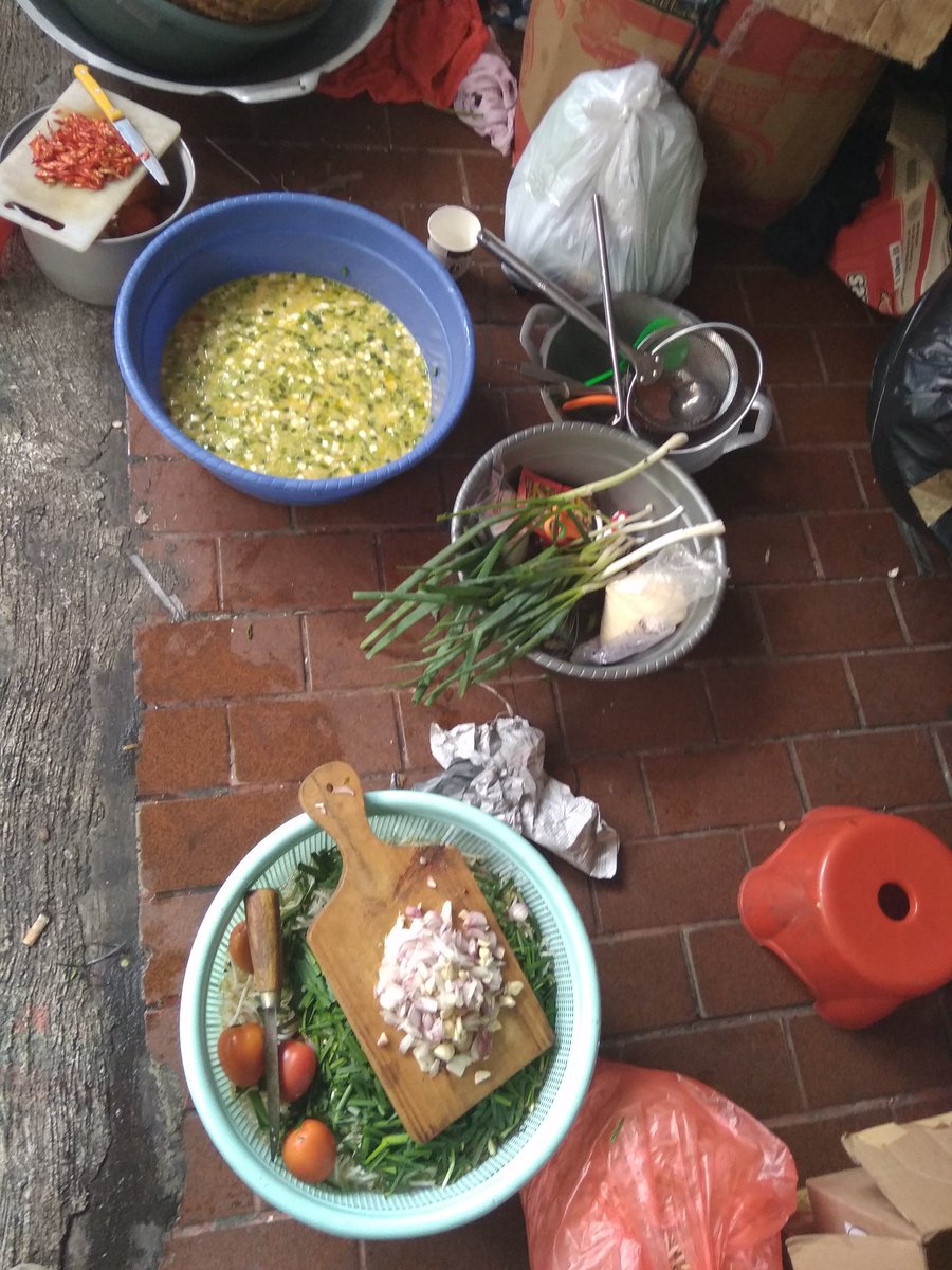 IndraJPiliang's tweet photo. Persiapan u/ makan siang seratusan warga yg tidur di musholla samping rmhku. Oncom, tahu, telor. "Kali aja ada yg mau ngirim daging, Pak," kt ibu2 yg masak. #Hari4 #Krukutlio https://t.co/elWkC64827