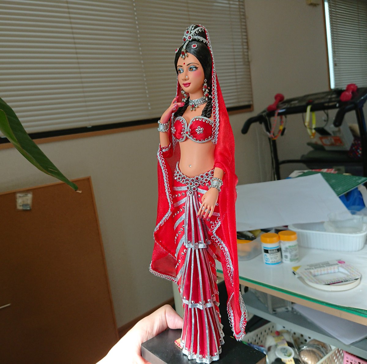 荒木一成 恐竜工房さんのツイート 子供のころ かわいい魔女 ジニー が好きで 今でもアラビアンナイトに出てくるような 女性の中近東ファッションに憧れます 画像は少し前に入手した民族衣装の人形 いい雰囲気で気に入ってます