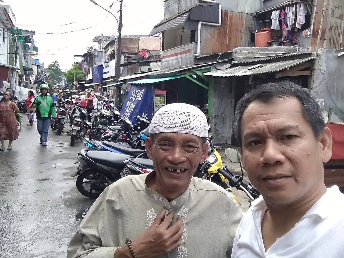 IndraJPiliang's tweet photo. "Pak Indra, kalau bisa makanannya diperbanyak. Pakaian sdh berlebih," ujar Bpk ini. #Hari4 #Krukutlio https://t.co/Pja8hkv3nH