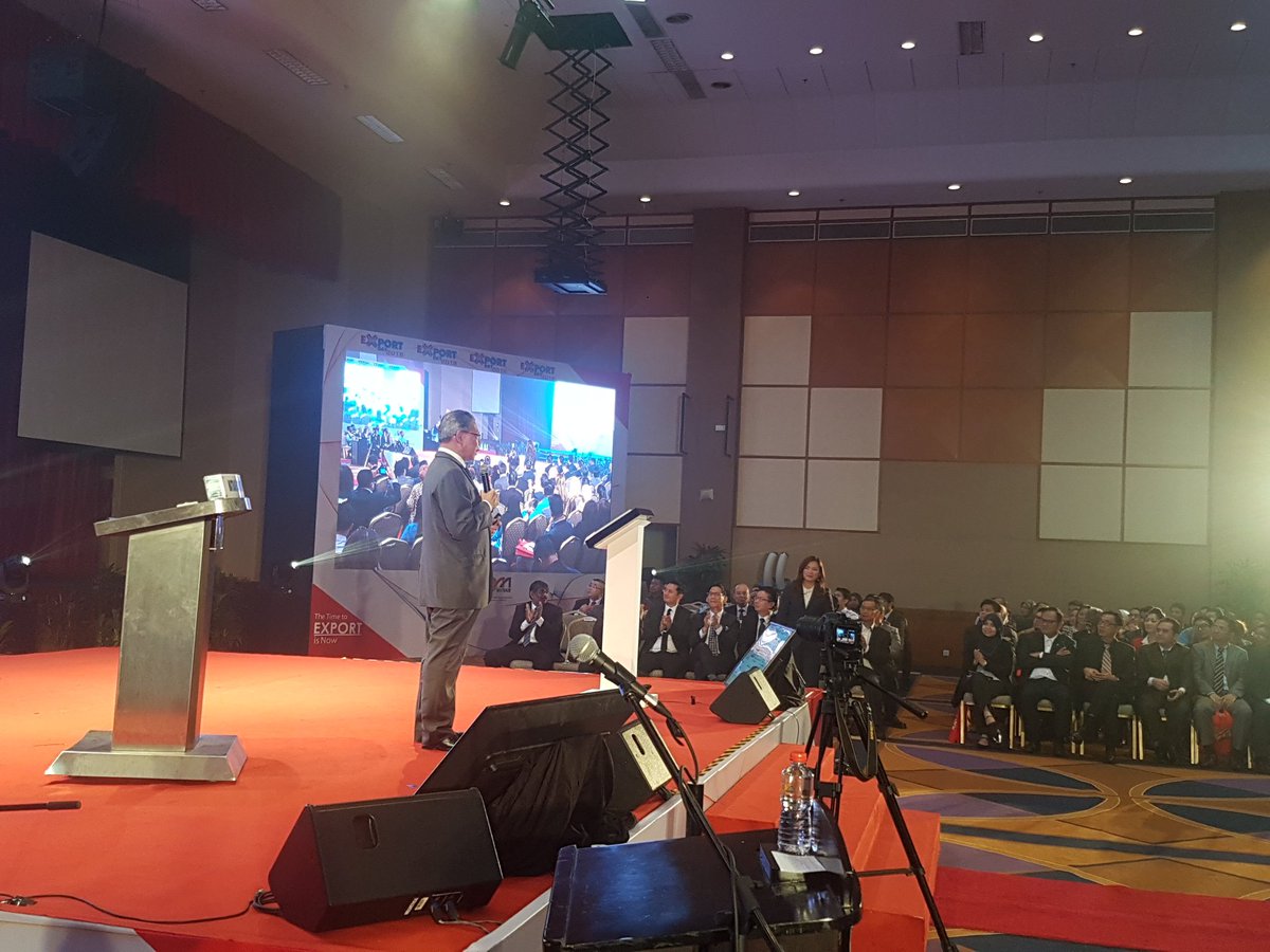 matrade's tweet photo. YB Dato' Sri @Mustapa_Mohamed acknowledging one of the many export champions from Malaysia at #ExportDay2018 We are proud with the strengths of Malaysian companies who are able to withstand global challenges and succeed! @TokPa_Comms @MITIMalaysia #MATRADE25thAnniversary https://t.co/Tk8jnnhouC
