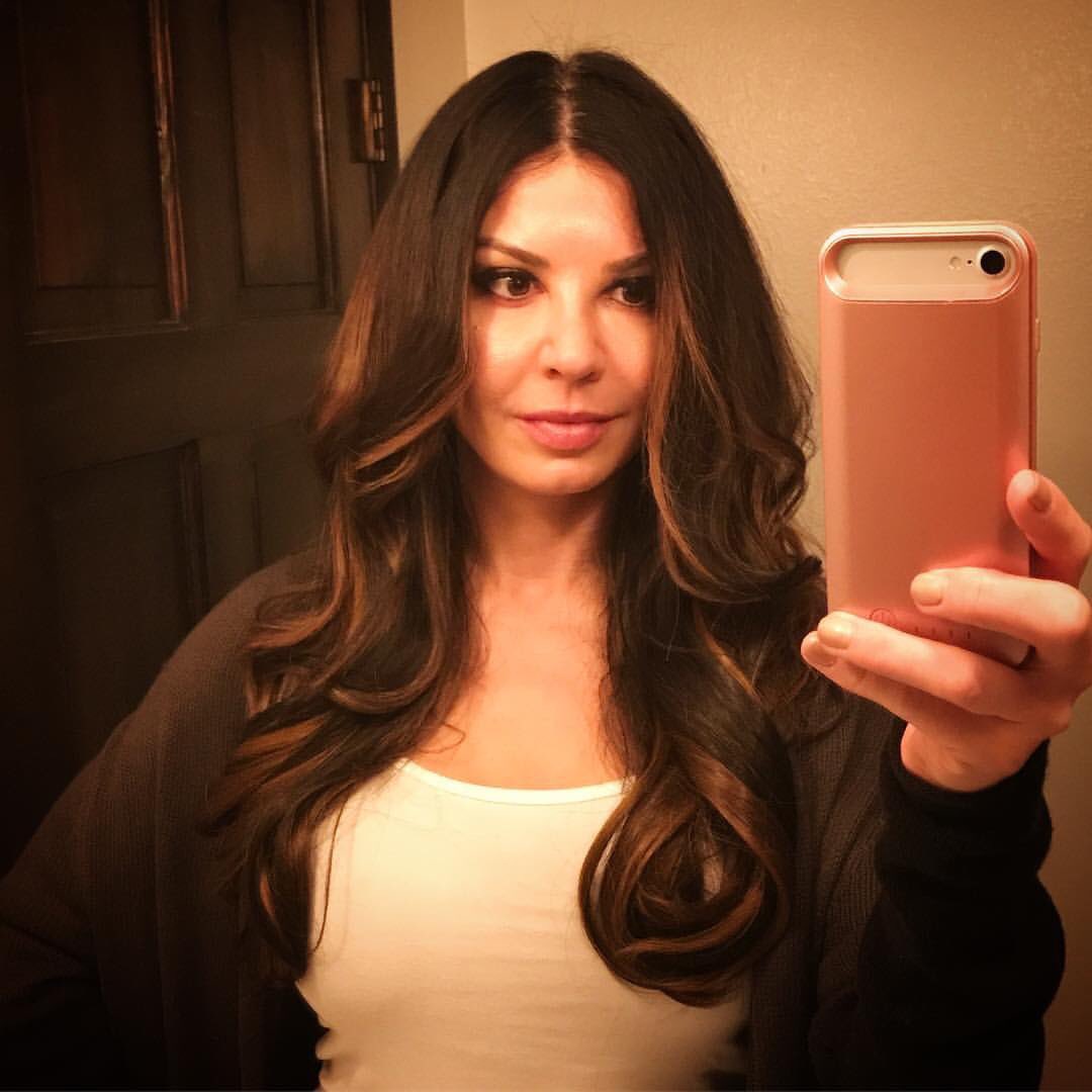 myhairsecret's tweet photo. “I’m kind of obsessed with my @secretextensions hair extensions. I’m wearing multiple colors to blend with my bayalage.” - @_laurie_annette_ 💕 #SecretExtensions 🙌🏼 No Clips, No Glue & No Damage!! https://t.co/K2ntQRZs6d