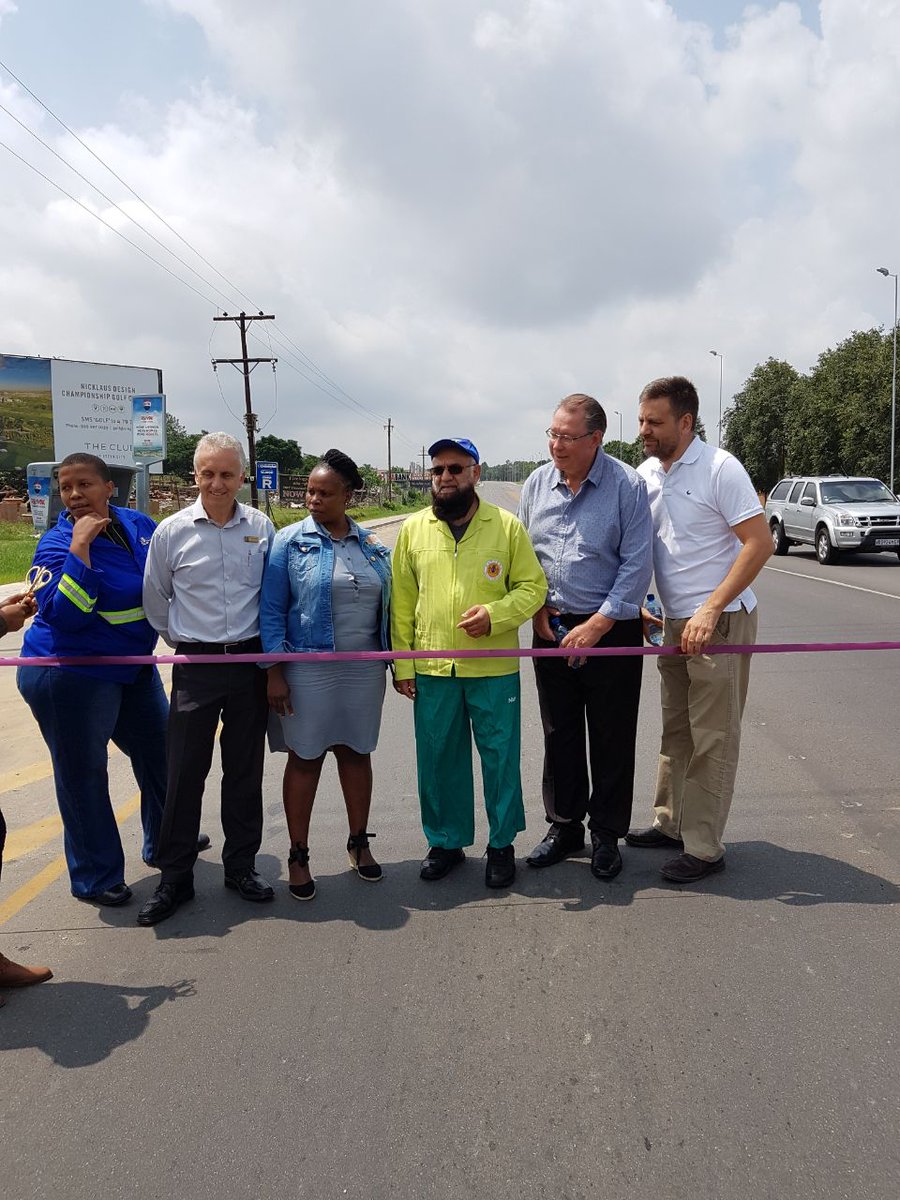 ValenciaGoqo1's tweet photo. @ismailvadi Cedar Road is an “inter-urban collector of traffic” for surrounding townships of the northern outskirts of Johannesburg. https://t.co/Hy2ge3gBNr