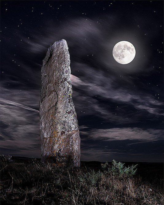 PatxiPhoto's tweet photo. Dos disparos un solo raw, multiple exposición en el #menhir el cabezudo cerca de #mataporquera #cantabria como #fotodeldia del #proyecto365 https://t.co/tCG4XS9EaN