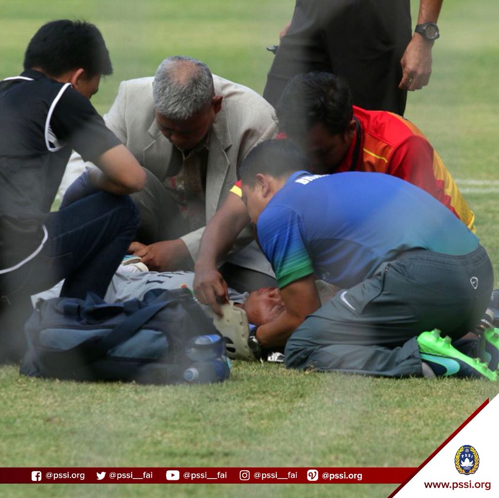 Kejadian yang menimpa penjaga gawang klub Bhayangkara FC, Awan Setho Raharjo, terus menyadarkan kita betapa pentingnya pengetahuan tentang penanganan cedera kepala-leher. PSSI lewat Komite Medis kembali mensosialisasikan penanganan medis.

Selengkapnya: pssi.org/news/prosedur-…
