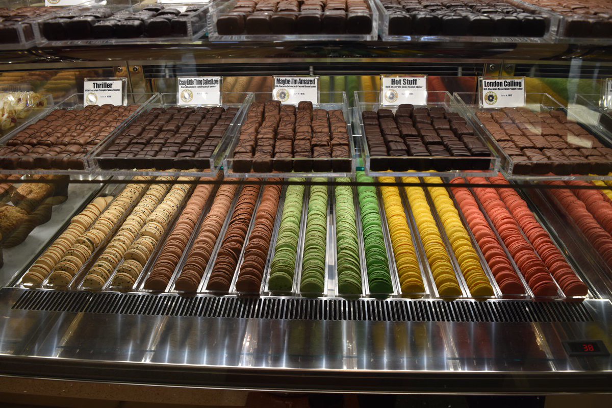Yaamava's tweet photo. Retweet for the fudge, Fav for the macarons! ππ #BigMoCafe #Dessert #Macaron https://t.co/Lp87Pm4feb