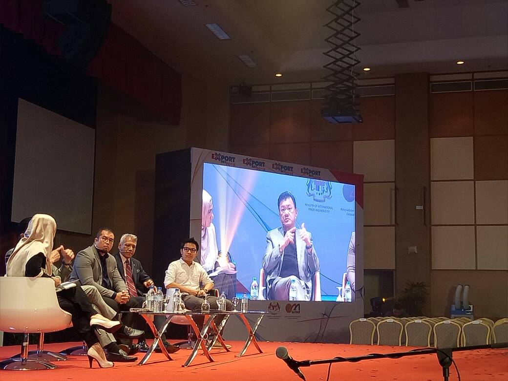 matrade's tweet photo. The second panel session just now spoke about the Future of Export and how companies must invest in creating long term values to be sustainable in export. #EmergingSectors #TheTimetoExportisNow #ExportDay2018 #MATRADE25thAnniversary @MITIMalaysia @TokPa_Comms @ShariSMSNS https://t.co/WWURYNIuIm