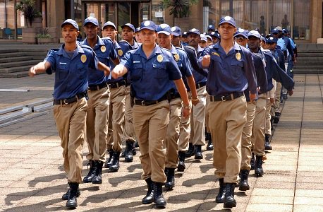 SABCNews_Radio's tweet image. 2 female JMPD Officers have been killed and two other officers injured when a drunken driver crashed into a road block along Witkoppen road at Paulshof-The vehicle also crashed into other vehicles that had been  stopped at the roadblock causing injuries to the motorists #SABCNEWS