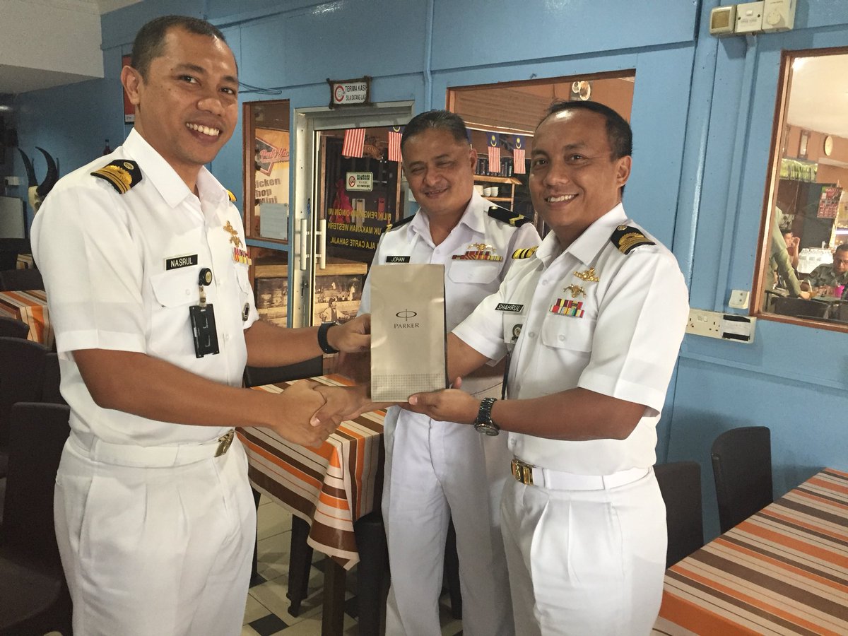 rmnscckl's tweet photo. Farewell gathering for SO Submarine Op @rmnscckl Lt Cdr Nasrul Hadi. Wishing you all the best in your future undertaking. 
#dolphincode 36
@NasrulRahman078 
@RMN_Subs https://t.co/vt76OZEjhR