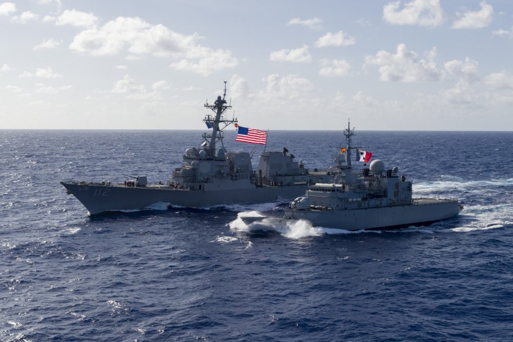 USN_Submariner's tweet photo. Arleigh Burke-Class guided-missile destroyer USS Michael Murphy (DDG-112) with French frigate FNS Vendemiair, operating in the Pacific region as part of Carrier Strike Group 1; flagship USS Carl Vinson (CVN-70).
#USNavy #CSG1 #3rdFLT โ๏ธ๐บ๐ธ https://t.co/cYlvKarhL1