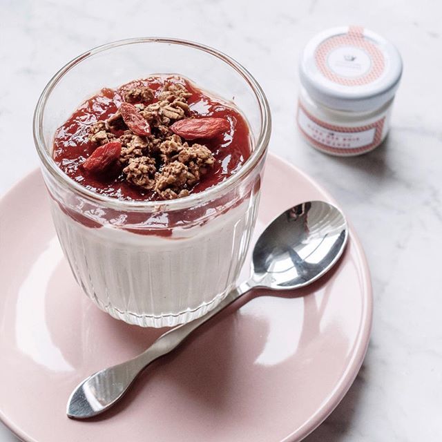 Pour un matin tout en douceur, nous avons le petit déjeuner qu’il vous faut : du fromage blanc, 2 cuillères de notre confiture framboise intense @confitureparisienne , un peu de granola et quelques cranberry. Hop vous êtes sur un petit nuage ☁️ Vous en voulez ? 🤗#confiturepa…