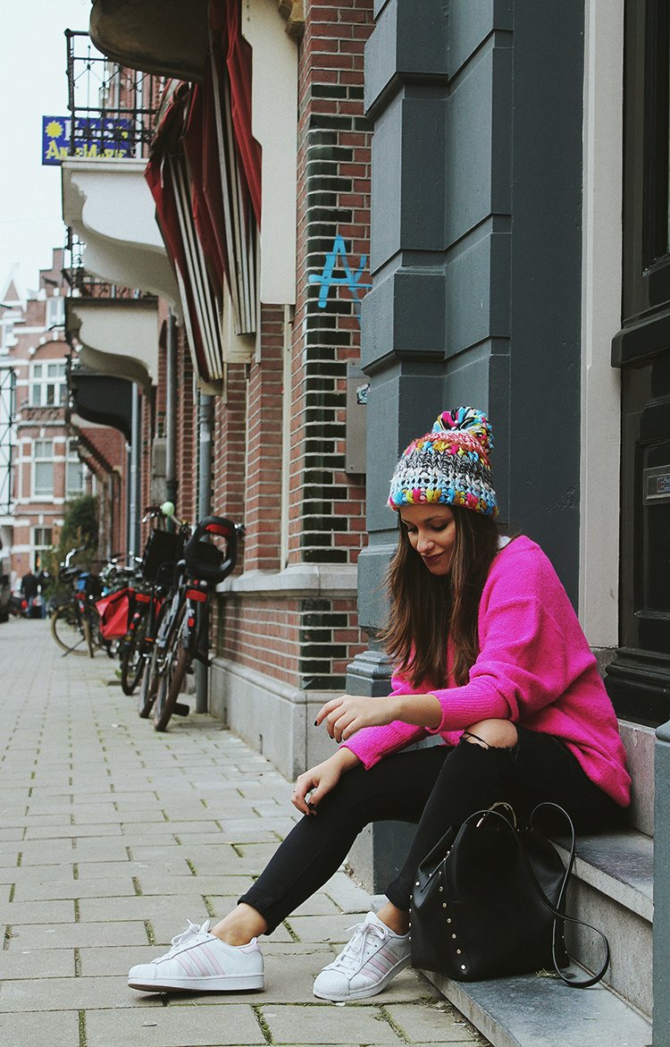 LB_Coconut's tweet photo. ¡Buenos días! Hoy en el blog os enseño otro de los looks que llevé durante mi viaje a #Amsterdam con este jersey rosa como protagonista ❤

https://t.co/PYsCHnjSGW

#moda https://t.co/qHzxX06Ysc