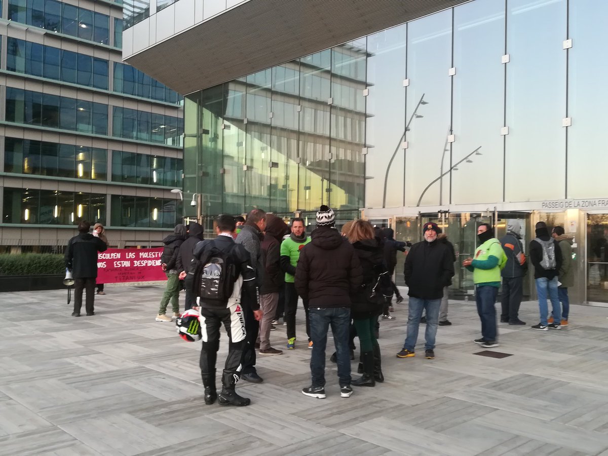 TrabajTitanAkzo's tweet photo. "Titan no decora, titan despide"
Avui a Torre Auditori
#StopDespidosTitanlux
#TitanluxEnHuelga https://t.co/jvhdNTxNrW
