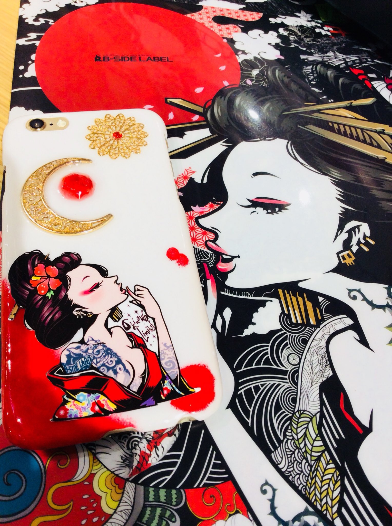 ステッカー屋 B Side Label Twitterissa 吉祥寺 店より こんにちは 先日ご来店頂いたお客様の携帯ケースが素敵でしたのでご紹介させて頂きます 沖縄限定のステッカーを選んで下さっていて月の中には 琉球ガラスを使っているそうです すごく丁寧な作品で素敵